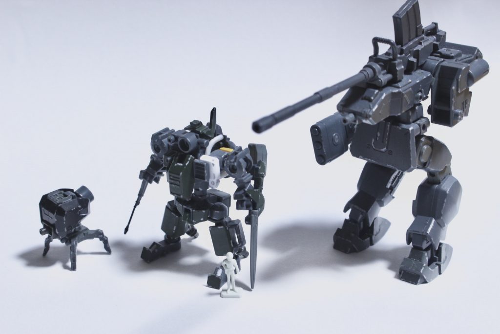 大きさ比較
若干見えにくいですが、手前に立っているのはMG付属の1/100パイロットです。ご覧の通り、以前投稿した二機に比べてもかなり小さなメカとなっています。