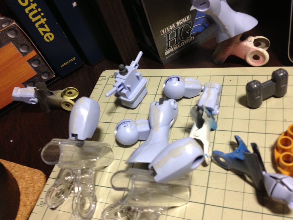 合わせ目は、パテとやすりで消しています。