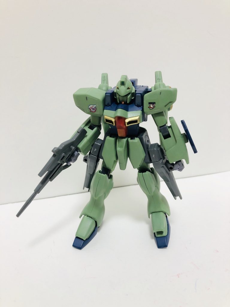 武器セットのビームガンを腰につけてます