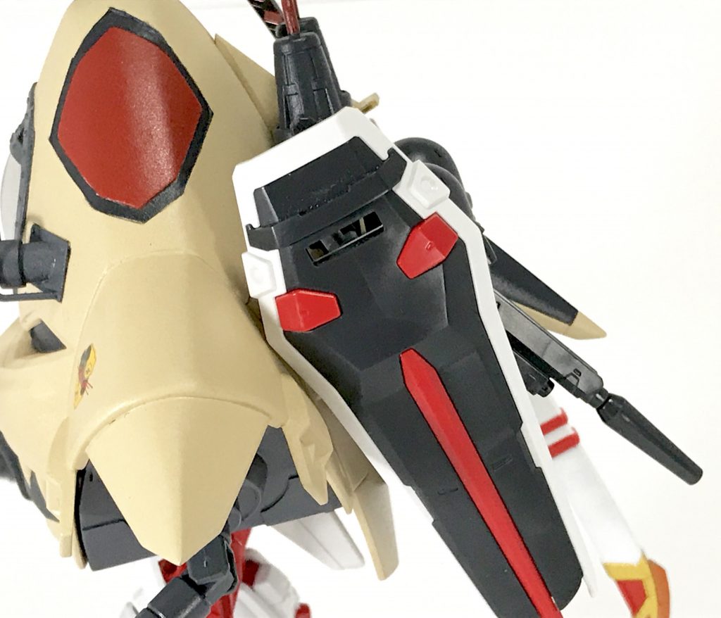 設定には無いと思うのですが、
シールドとライフルを背中にマウント出来ます。おまけ要素です。