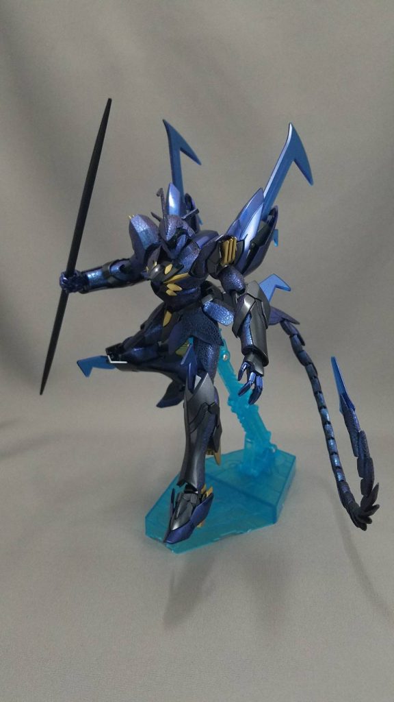 黒立ち上げでメタリック塗装。
その上から偏光塗料、からのバブルエフェクトしました。
爬虫類、出たでしょうか？