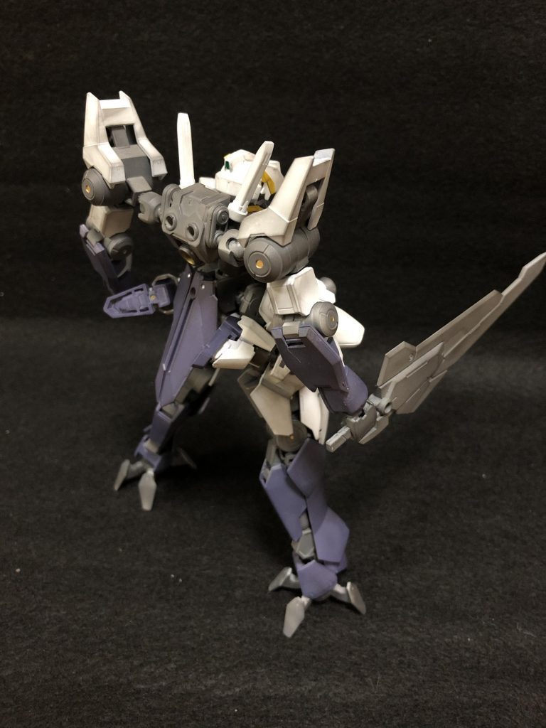 背面はこうなっています。
追加装備は、グレイズアインの腰を本体のスタンド穴にボールジョイントで接続。
アースリィガンダム付属のパーツをバックパックに取り付け、アームアームズのパーツとボールジョイントで腕を接続しています。