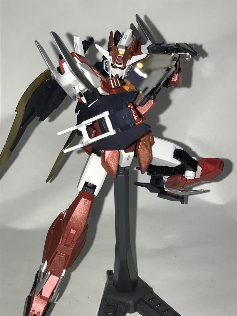 マーズフォーガンダムと言えば、合体剣！
と言うことで構えています
各部のシルバーとゴールドが良いアクセントになってるはず！