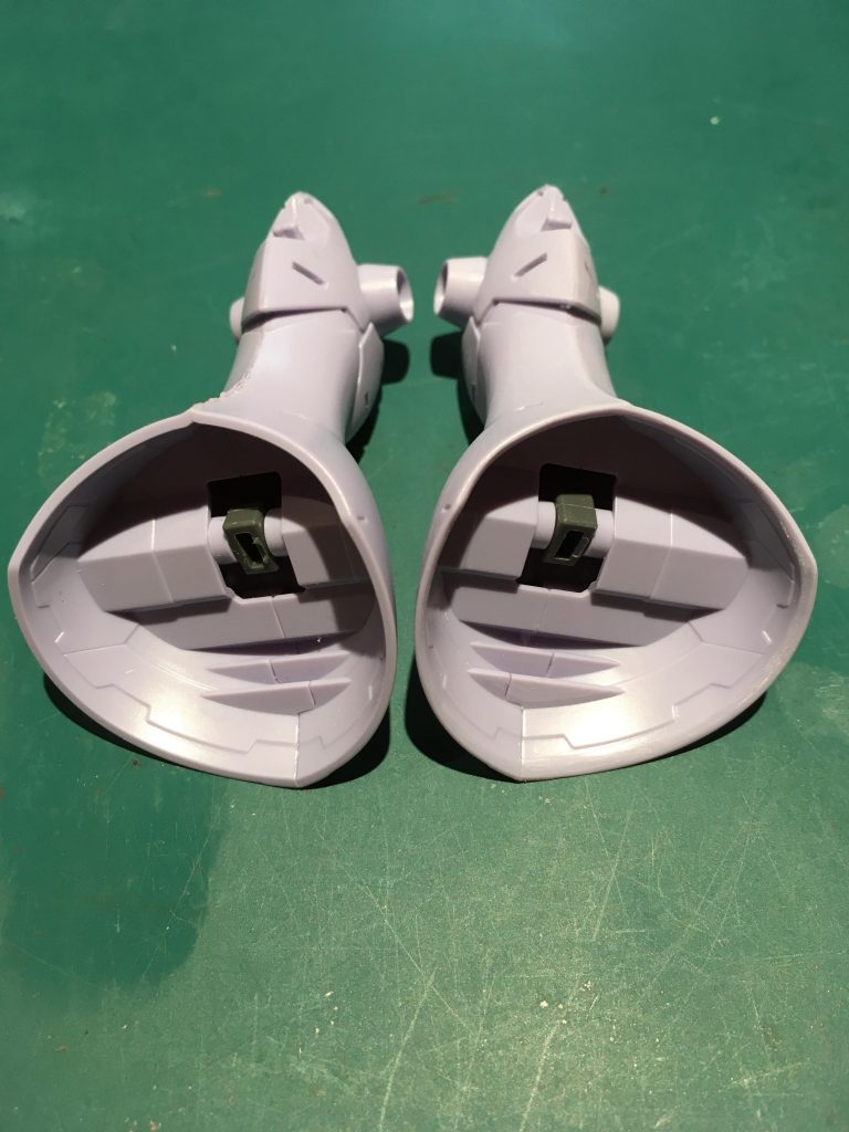 脚などフチ薄加工(右)