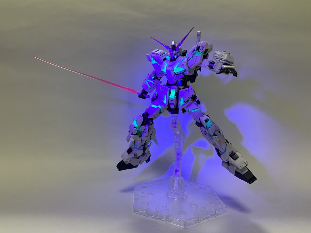 サーベルのビーム刃も根元の方はブラックライトで光ります。
サーベルは今回、パーティングライン処理の後にクリアーピンクで全塗装。ガイアの蛍光ピンクを根元から半分いかないくらいまででグラデーション塗装。最後にクリアーホワイトで根元の発光しているであろう部分を軽くグラデーションかけています。