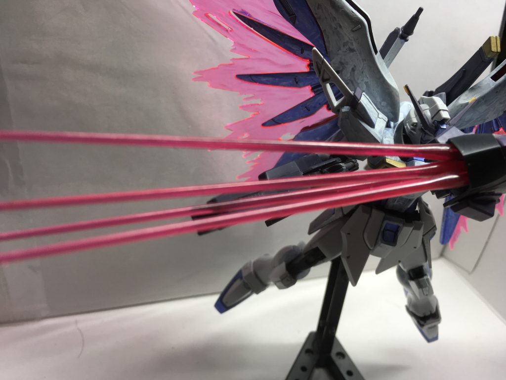 シールド内にビームサーベルを仕込んでおり、4本のサーベルを展開できます。