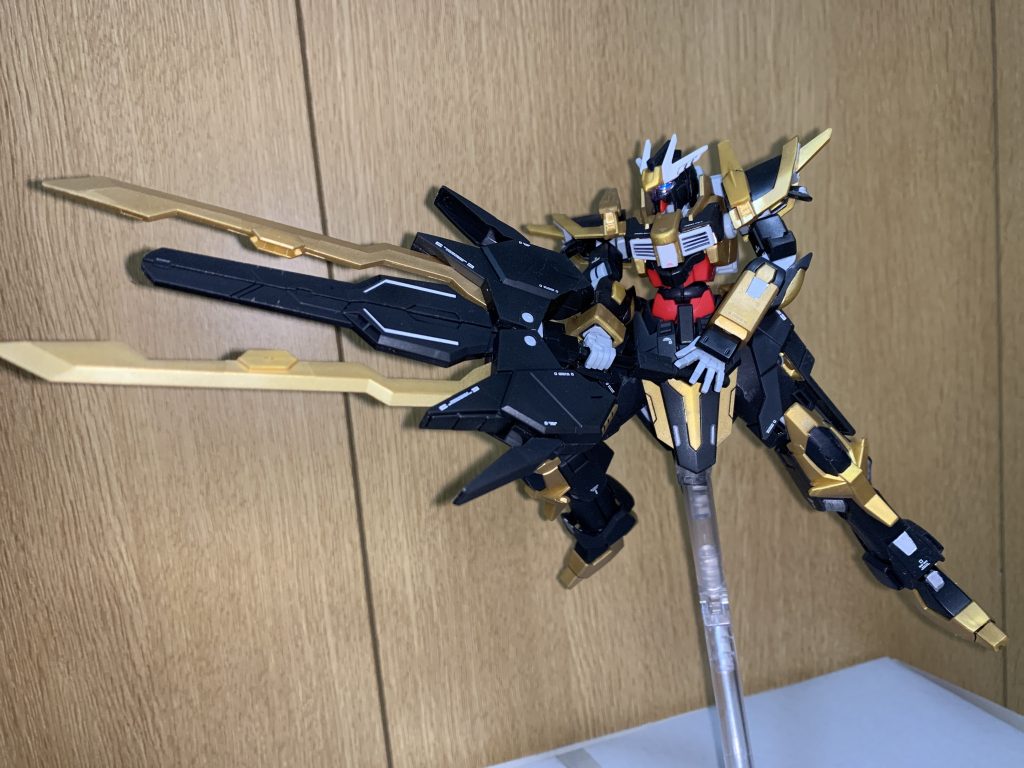 フリューゲルの刀身にはMGソードインパルス用のデカールを使用しました。結果、黒と金2色だった部分に白を足すこととなり情報量と共に純粋な見栄えも上がったように思えます。