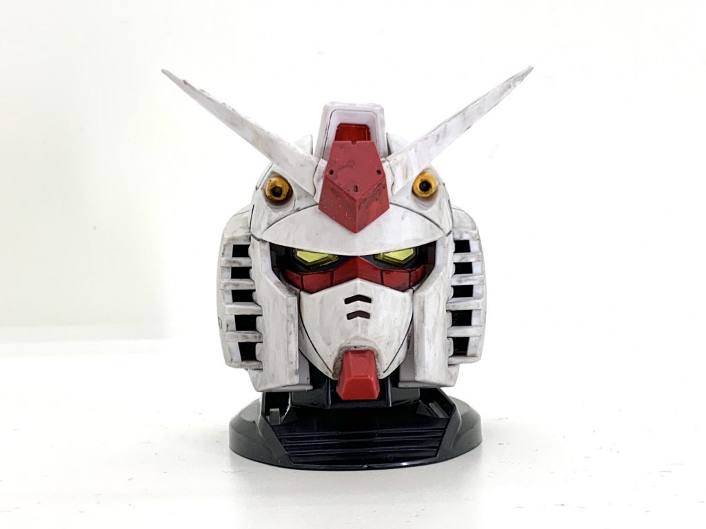 ガンダムヘッドは成型色生かしのウェザリングです。タガネで一部のモールドを掘り直しました。
ウェザリング、スミ入れにはMr. ウェザリングカラーを使用しています。
スミ入れ → アクリジョンつや消しクリアーを薄く → ウェザリングカラーで適当に汚す → 綿棒等で適当に拭き取る → つや消しクリアー