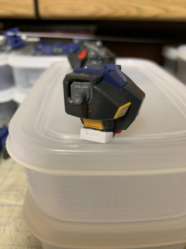 肩の稼働範囲拡大のために、軸回りを削り込み。