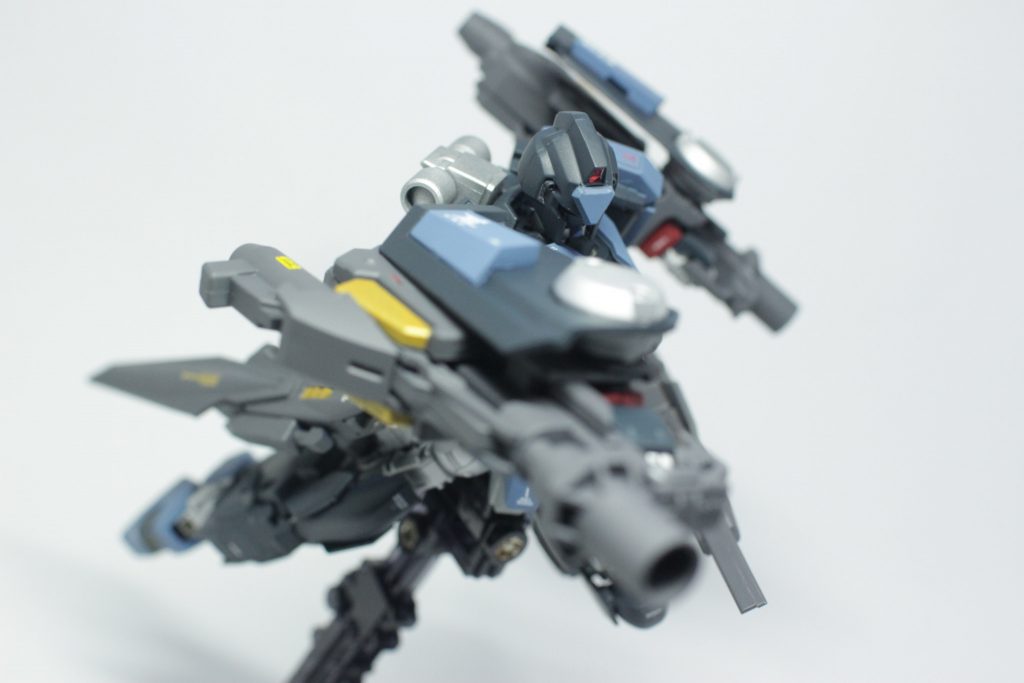 武器は逆手キャノンが二丁のみ。
パルマフィオキーナやレッドフレームの光雷球みたいに叩きつけて接射するビーム兵器ってことにしてます。