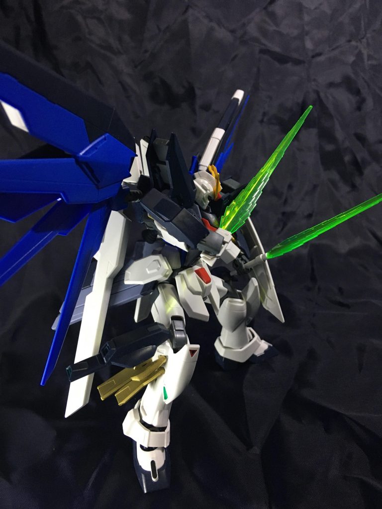 斜め後ろから
ハイパービームソードがゴツイのでバランス的には良いかな