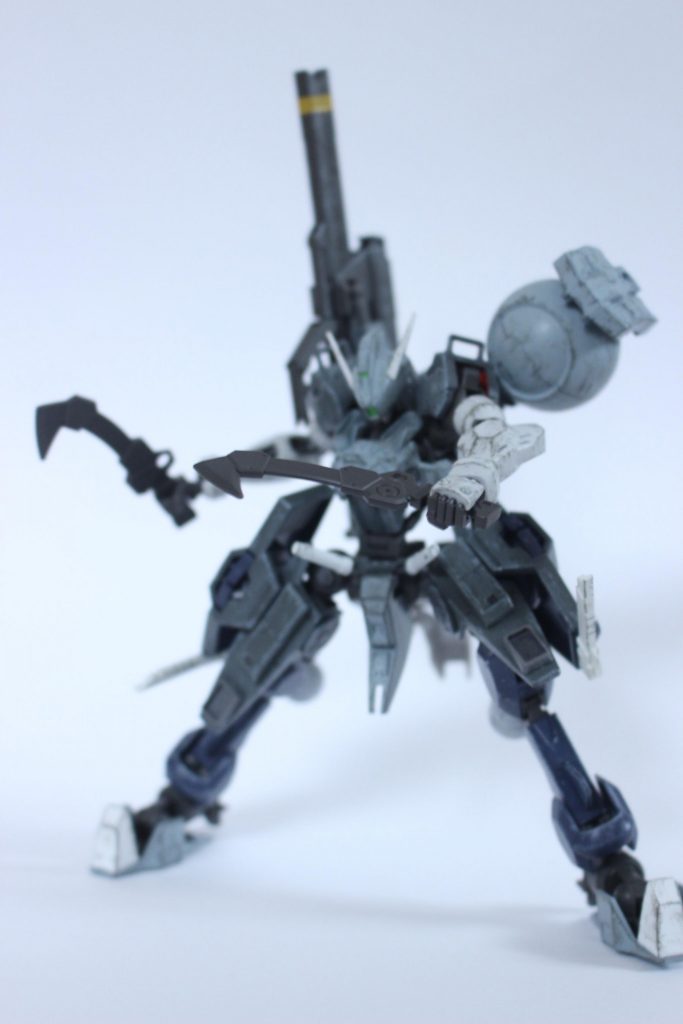 アサルトナイフ
格闘戦用の2本のナイフ。敵機の装甲を引き裂くことに特化した特異な形状をしている。