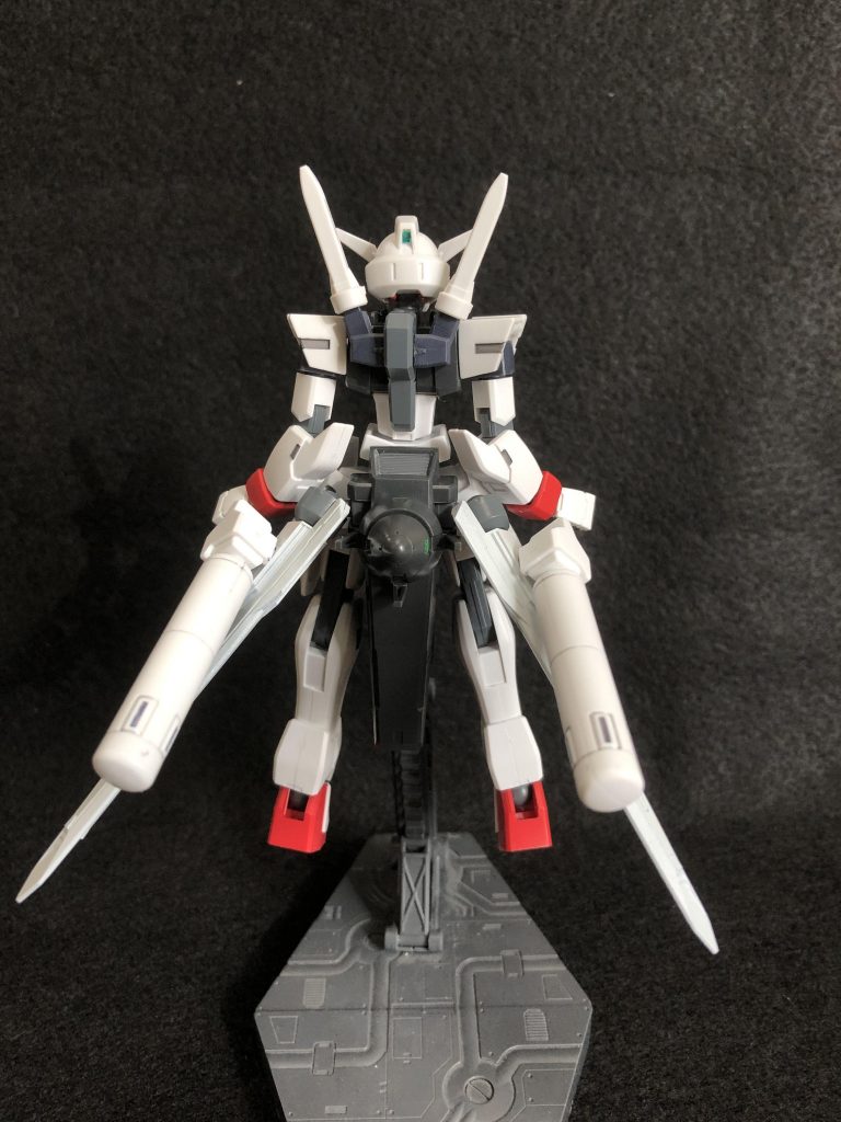 背面。ビームサーベルもコアガンダムの物を使用。バックパック？ に3ミリプラ棒を通し、そこに無改造で接続しています。