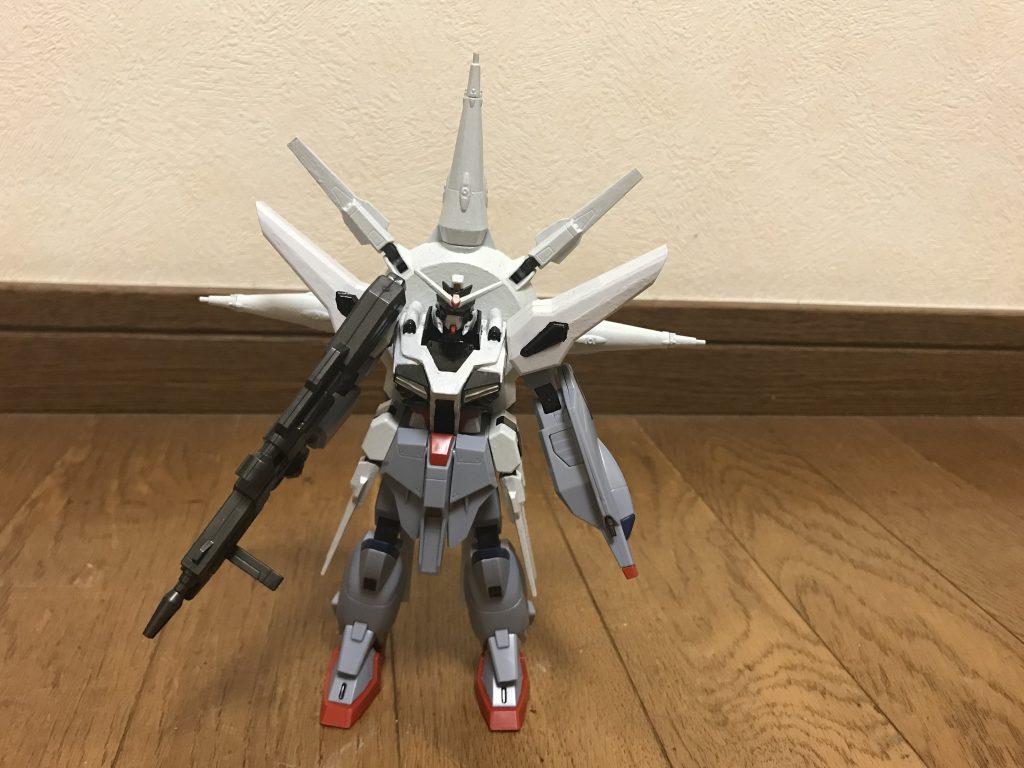 武装大型ビームライフルとプロヴィデンスウエポンは、不使用時には粒子化し、本機の内部に収納しており、必要に応じて手元に召喚できるようになっている。機関砲頭部及び肩部に装備されており、ビーム砲の切り替えが可能。機関砲にしてもビーム砲にしても、ナノラミネートアーマーやPS装甲を蜂の巣にするほどの威力がある。大型ビームライフル肩掛け式のビームライフル。詳しくは後述。プロヴィデンスウエポン左前腕に装備された複合兵装。詳しくは後述。ドラグーンシステム合計11基のビーム砲端末。詳しくは後述。必殺技ブラックホールスラッシュ大型ビームサーベルに紫色のエネルギーを収束させて斬りつける。ブラックホールキャノン大型ビームライフルから漆黒の極太ビームを発射する。