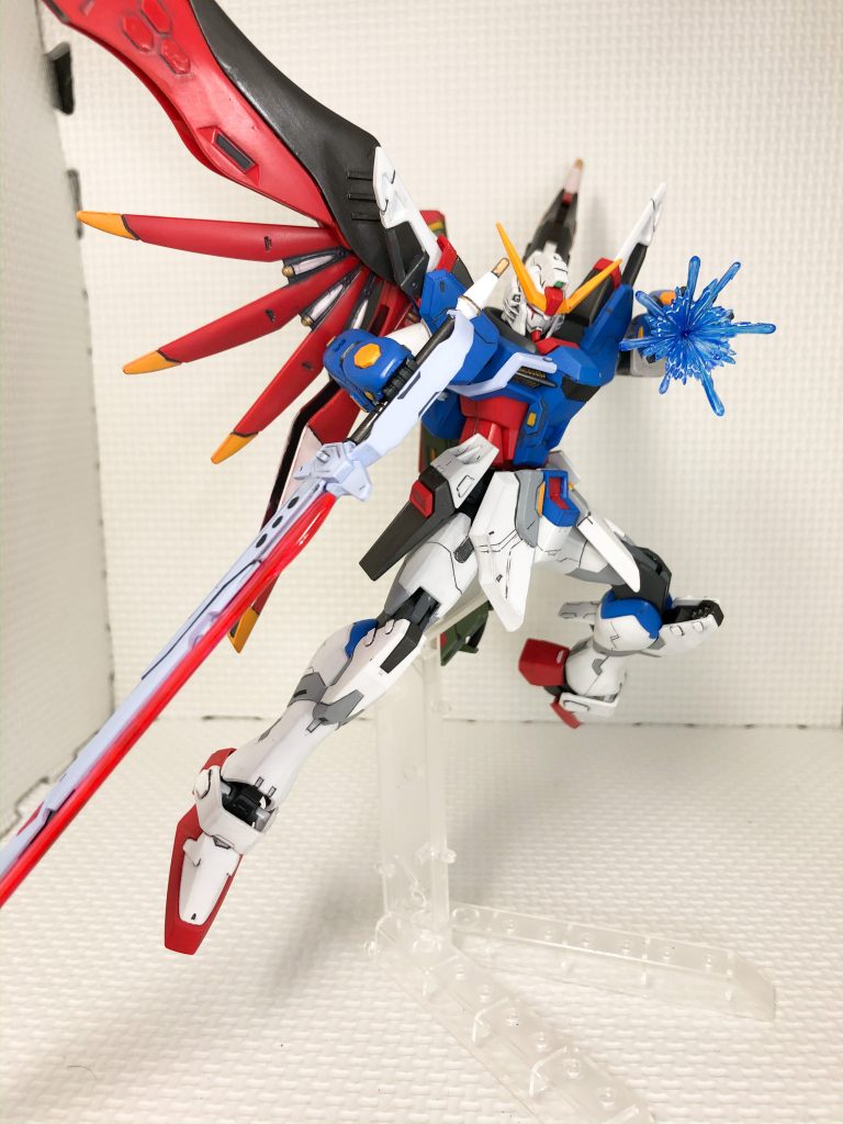 MGのパッケージ絵でお馴染みのポージングです。エフェクトは、クリアブルーの上にホワイトの墨入れをしています。