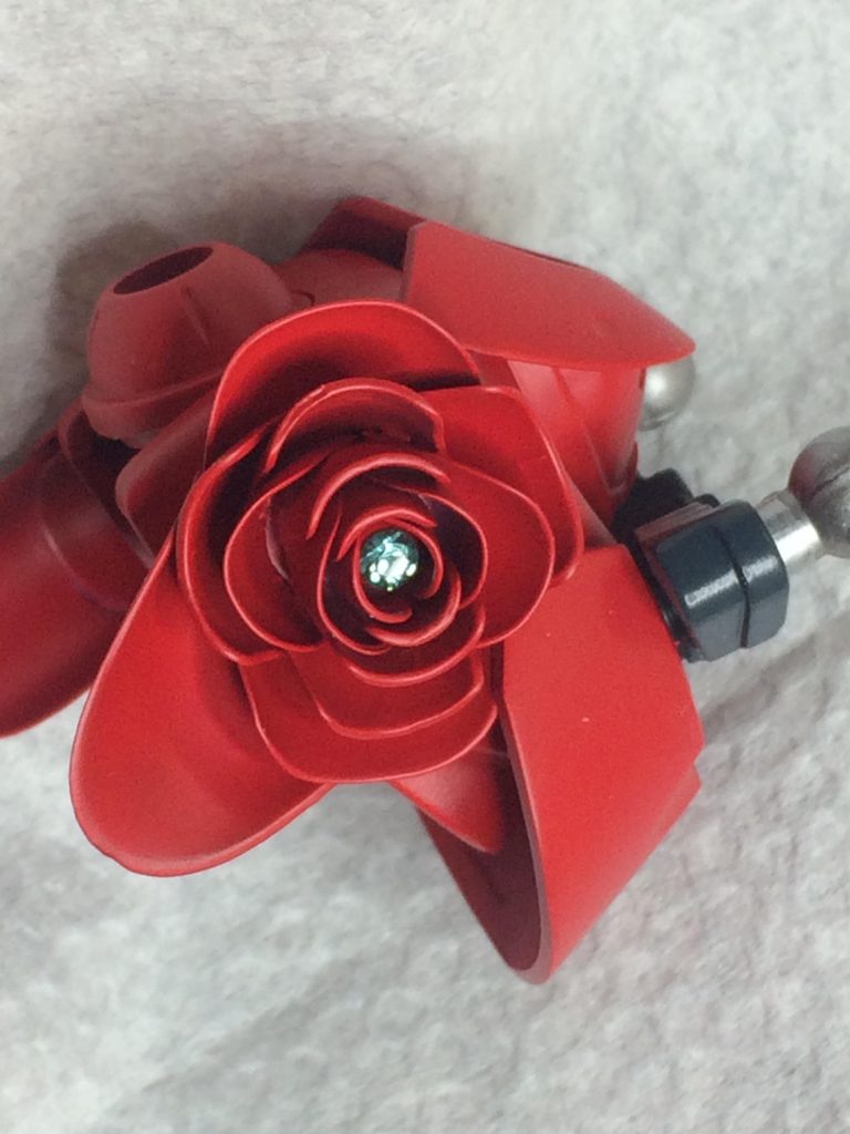 肩に薔薇をあしらってみました。ネイルアート用のダミーネイルを加工しました。