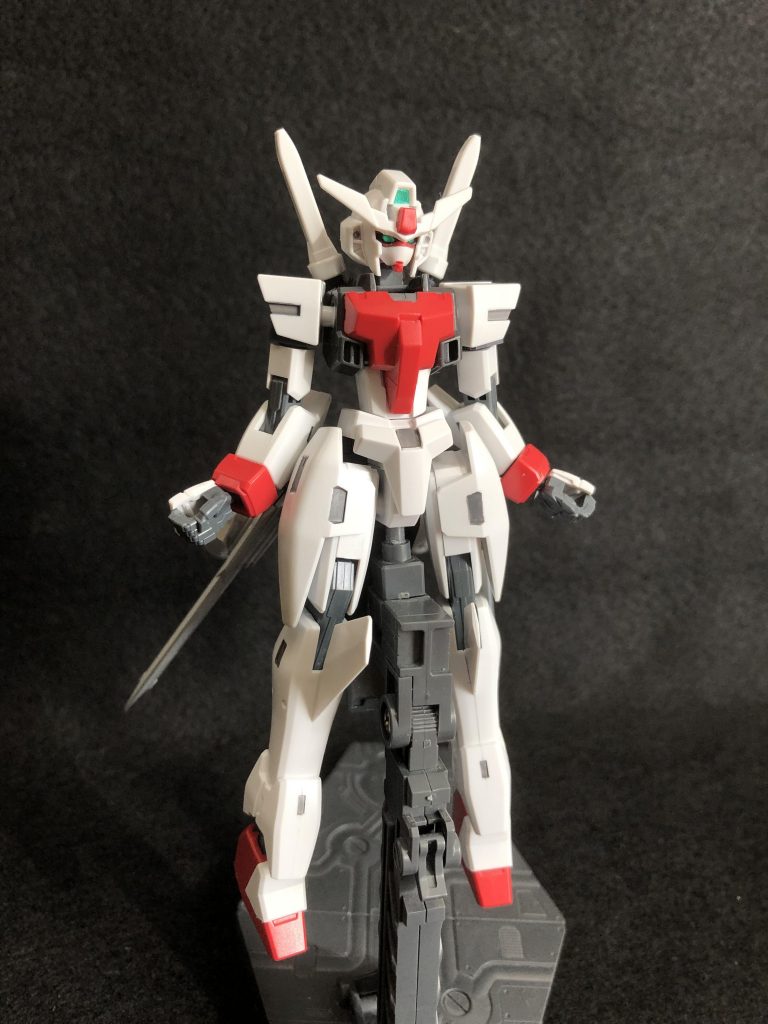 前面。頭と肩がコアガンダムです。
顔は限界まで削り込んで小顔に。角も目にかかる部分を削り取り、目が大きく見えるように加工。