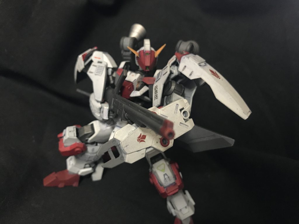 射撃武器は同じく押収したユーゴーのロングライフル。鉄火団の台所事情が伺える。