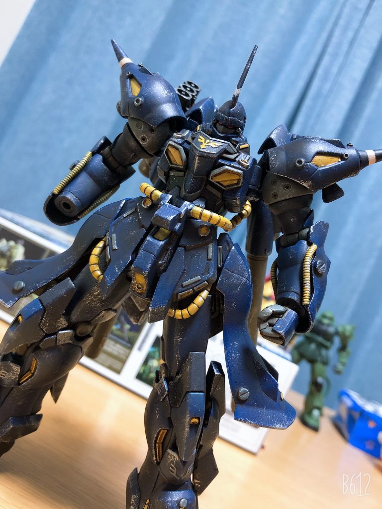 塗装を施して、さらに色を重ねウェザリングを施し、さらに重量感を出すためにシルバーでチッピングをしました。