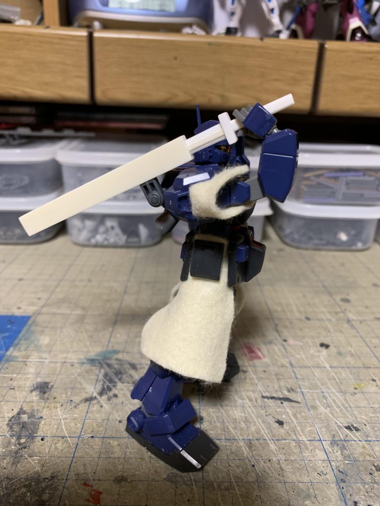 剣はプラ板の張り合わせ、鞘はコの字プラ棒とプラ板でスクラッチしました。鞘の製法は、なんか画期的だったそうですw