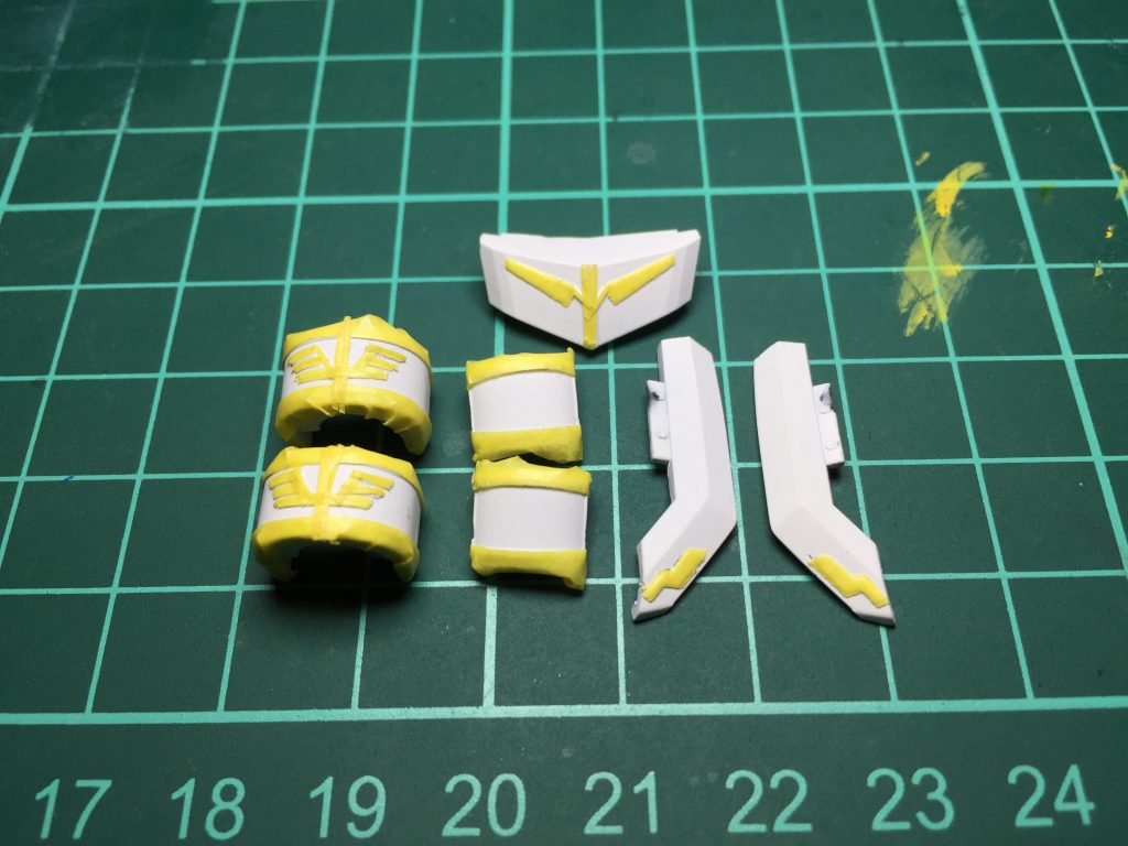 エングレービングの塗装は最初にホワイトで塗装する派です。笑