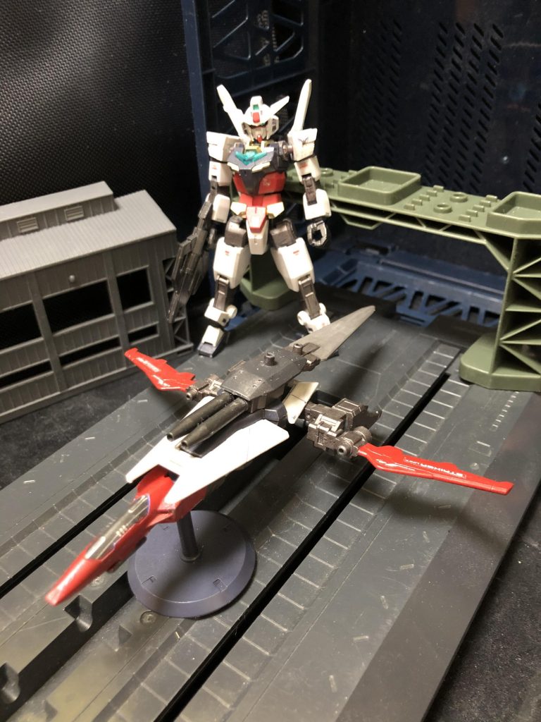 カザミ「で、このコアガンダムよお、なんか改造も何にも無くてそのまんまって感じじゃねえか？」
oyz「今回フォースチームGUNSTARDOMからという事と、Twitterでオヤジーズのアースリィコラボ祭り企画という規定から製作してるんす。」
カザミ「ほー、規定ねえ。」

oyz「基本自由だけど、他のオヤジーズの面々とアーマーの換装可能っていう。
だからコアガンダム本体は極力改造してないんす。」
カザミ「はーん。で、何改造したんだ？」
oyz「先ずはコレ、コア−バックウェポンシステム(BWS)ですーっ！」
カザミ「お！？なんだコレ？シールドがファイターみたいになってるじゃねえか！」

oyz「コアガンダムはもちろんアーマーシステムとのドッキングバリエーションが豊富なところが魅力なんですけど、単体のコアガンダムでの性能を極力引き出す方向を考えてみました〜。」

カザミ「ほー。で、どうなるんだコレ？」
oyz「コアガンダムとドッキングする事で、空中戦を可能にする、
“コアガンダム フォースシルエット”

コアガンダム単体で可変する
“コアガンダムファイター”

になるんです〜。

もちろんコア−BWSだけで行動可能で、シールドの持ち手を掴めばコアガンダムの牽引も出来ますっ！」
カザミ「コアガンダムだけで可変とかって！マジかよおーっ！」

oyz「もちろんコアアーマーシステムも作ってますよ〜。名付けて、“インフィニティ・アーマーシステム”」
カザミ「おー！大きく出たじゃねーかっ！」
oyz「オヤジーズの企画では面々がある程度”キュウレンジャー“のキャラに沿った形でアースリィ製作してて、自分はそのうちの“ホウオウソルジャー”枠なんで、カラーリングや特徴はそこをヒントにしてます〜。」
カザミ「え？キューレン...って何だ？なんだよ....ガンダムの話じゃねーのか？まあいいか。」