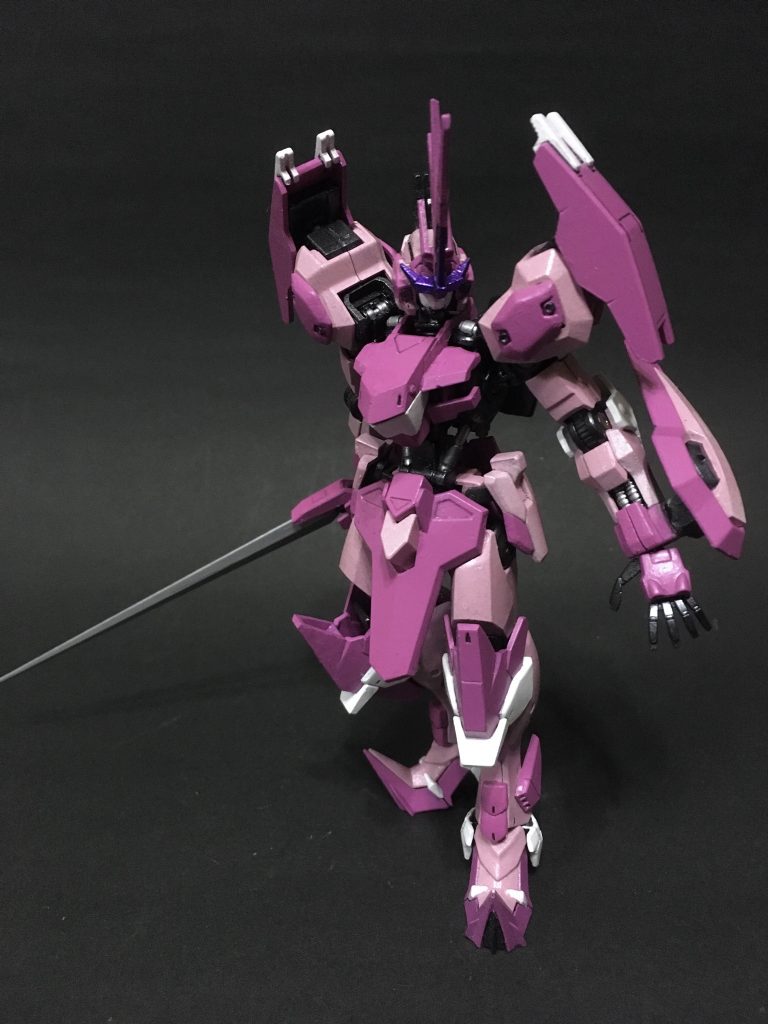 【フロント】女性らしく細身のシルエット。名のモチーフである悪魔アムドゥスキアスのようにユニコーンを模した頭部をしている。