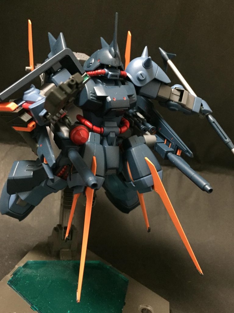 【陸戦用試験装備試作機-TR2.5】
当機は暫定的反重力発生装置[ミノフスキークラフト]をMSに搭載する事を目的に開発が進められ、装備換装が容易な母体としてRMS-106[ハイザック]をベースに改修が進められた。(以下106で通すものとする。)
とは言え開発時期に106は既に旧式化。次期主力機に目されるRMS-108[マラサイ]とパーツを共有する事により、実験に耐えうる仕様となった。(故に型式番号が2.5となった。)