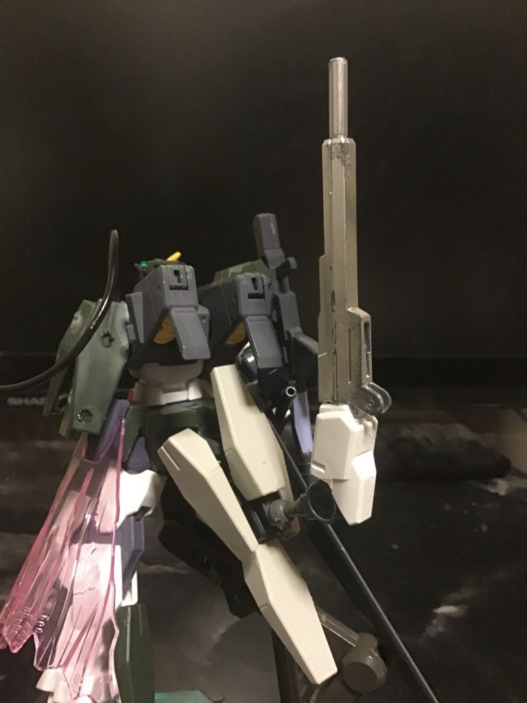 後ろには、ケルディムの腕とライフルの先端を接着したもの、名付けてGNキャノンをつけています。