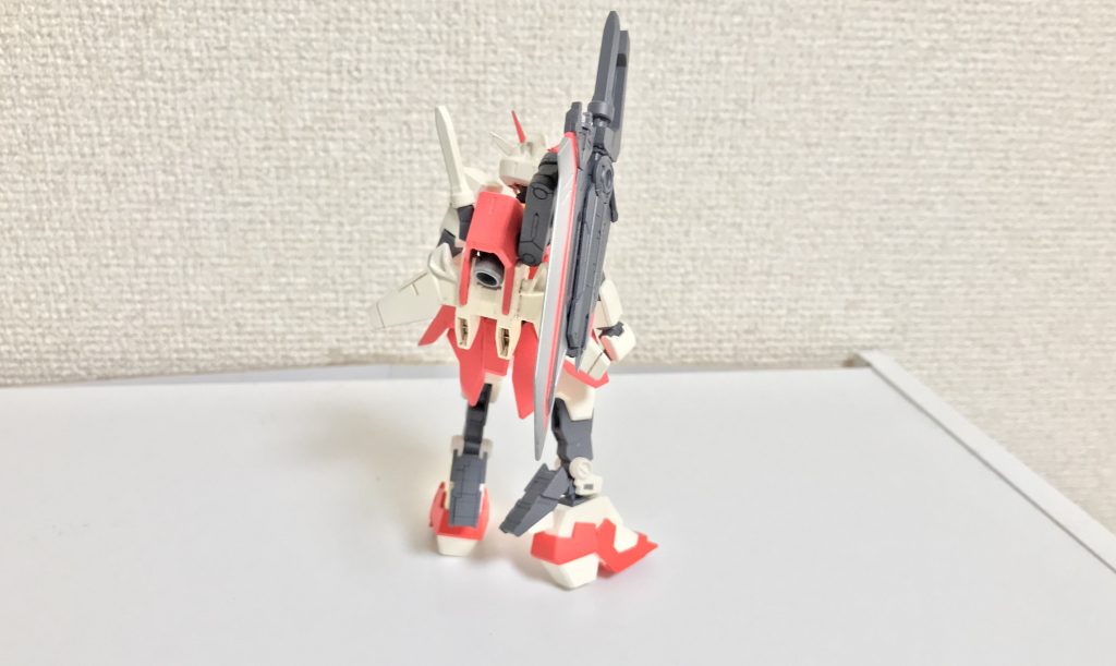 背面。原型機と比較して、ビームサーベル一基の代わりに右側にマウントされた大型剣が目を惹くが、それ以外の部分についても放射状に広がるシルエットを意識した構成になっており、どこか女性的な雰囲気を醸し出している。