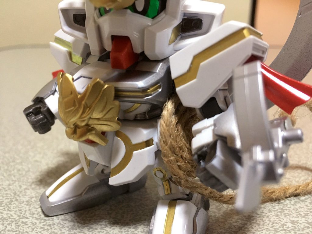 探検家っぽさ演出のため装備させたかぎ縄状の武器(フックショット)は、素材に100均の麻の紐を用いてぐるぐる巻きにしてボンドで固め、パテとランナーで接合部を整型して着脱可能にしました。