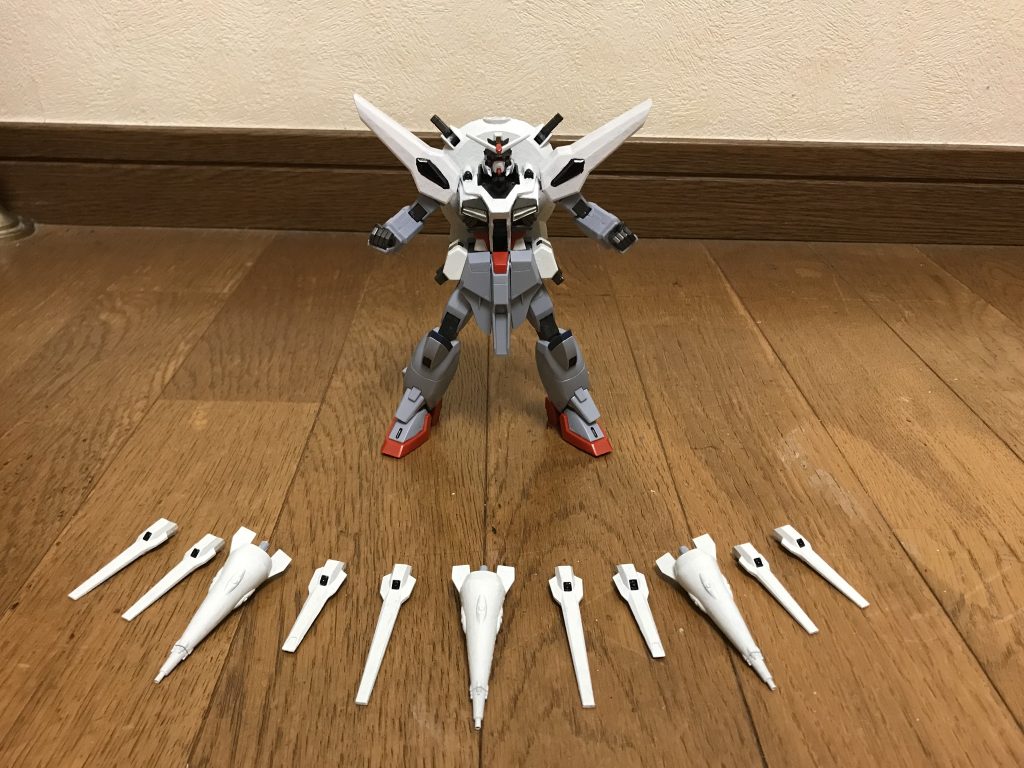 ドラグーンシステム量子通信によって、複数のビーム砲端末を同時にコントロール・無線誘導し、全周囲からオールレンジ攻撃を行う。ビーム砲端末は、大型タイプ3基と小型タイプ8基が搭載されており、本機はこれだけで計43門ものビーム砲を装備していることになる。種類ビーム砲端末(大型タイプ)9門のビーム砲を備えた円錐形であり、3基搭載されている。ビーム砲端末(小型タイプ)2門のビーム砲を装備したスクエア形であり、8基搭載されている。共通の特徴動力源端末自体にもサブエンジンとして核エンジンが搭載されている為、稼働時間も桁外れに長い。仮に核エンジンの燃料が切れても、本機のニュークリアアンリミテッドエンジンから稼働に必要な核を供給できる。重力下でも使用可能であり、ビーム砲端末自体の機動力も非常に高い。防御力・耐久性ビーム砲端末自体も耐久性が非常に高く、高出力ビームにも耐え切るほどで、撃墜されにくくなったばかりか、むしろビーム砲端末をシールドとして活用する事もできる。攻撃性能威力については、ビーム砲1門のみの最大出力で、コロニーレーザー級にまで向上している。その他にも、以下の恐ろしい機能が搭載されており、総合的に他のドラグーンシステムと比較して使用用途や応用性が幅広い点が特徴となっている。増幅発射機能本機独自の機能として、大型ビームライフルの威力を爆発的に増幅する機能を備えられている。全てのビーム砲端末を近く配置した状態でビームライフルを発射し、それを超巨大ビームとして増幅発射する事が可能。その威力はガンマ線レーザー砲「ジェネシス」の数倍にも達しており、当然ながら地球にも甚大な被害を及ぼすほど。核ミサイル生成機能文字通り核ミサイルを生成可能で、凶悪かつ恐ろしい広範囲攻撃を可能とする。ビームサーベル発生機能こちらも本機独自の機能として、砲門から高出力ビームサーベルを形成する。突撃兵器としてもナノラミネートアーマーをも容易く貫通するほどの高い攻撃力を誇る。