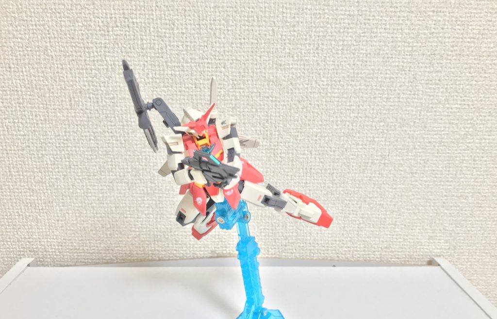 コアスプレーガン。原型機から引き継がれた装備であり、威力はそこまで高くないものの、近距離での取り回しと連射力に優れた兵装である。主立った用途としては中距離での牽制が挙げられる。目立った射撃兵装は固定装備である頭部バルカンを除けばこれしかないが、これには後述する理由が絡んでいる。