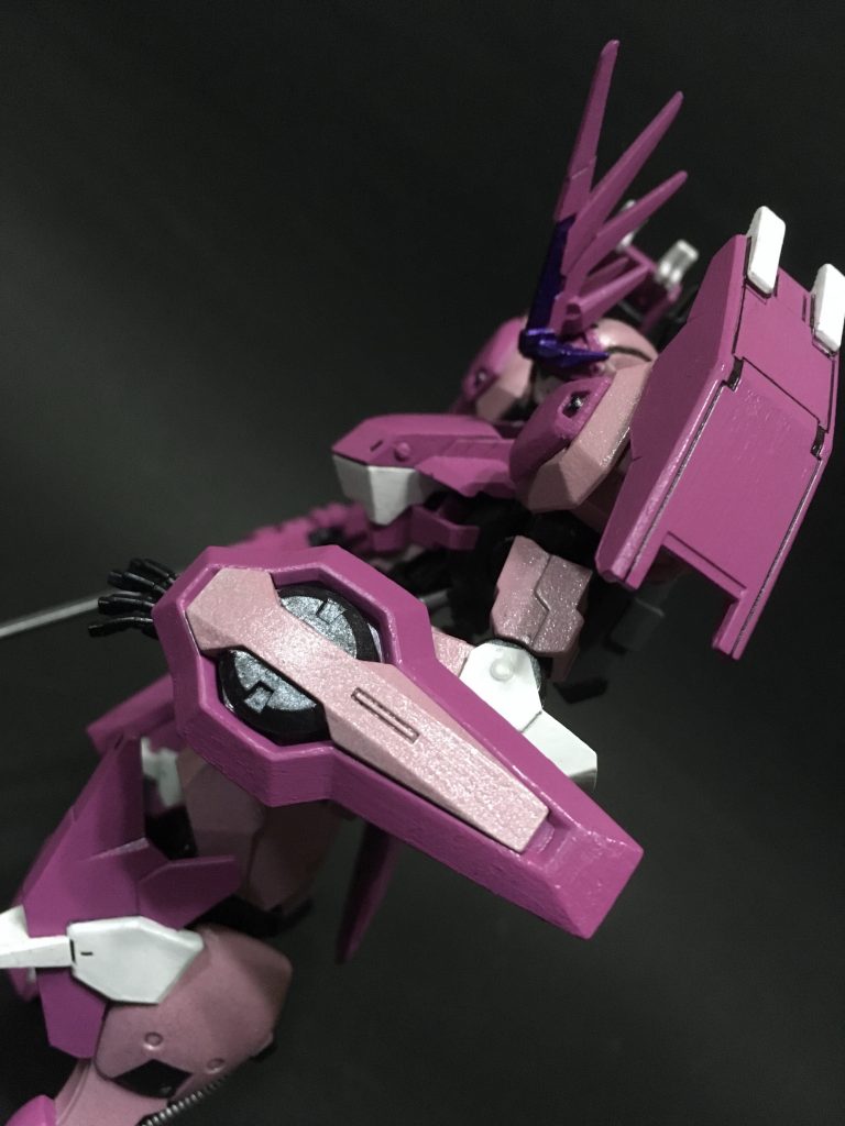 細身だが、左腕のスモールシールド、両肩のショルダーシールドと防御力は標準以上に高めている。