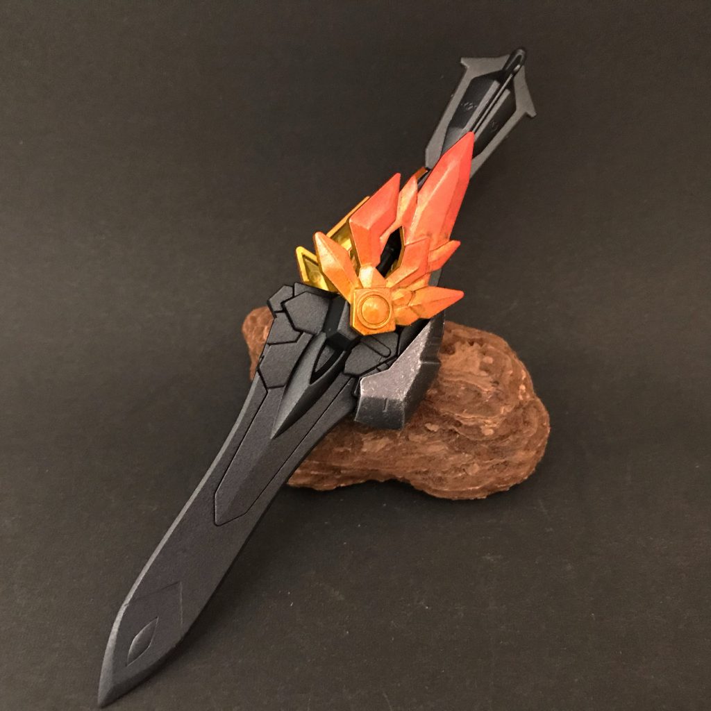 地属性の大剣
ヴァルキュリアバスターソード「ガイア」
身体中が痛み、薄れる意識の中、左手が掴んでいた大剣。いつ、どこで手に入れたのか全く記憶にない。
土、砂、岩などを自在に操る能力がある。浮かせたり、移動させたりすることはもちろん、液状化・硬質化することも可能。
騎士ユニコーンの剣と、ルプスのメイスを合体させて、鉄血本編のヘルムヴィーゲリンカーが装備するバスターソードに近づけてみました!お気に入りです!^ ^