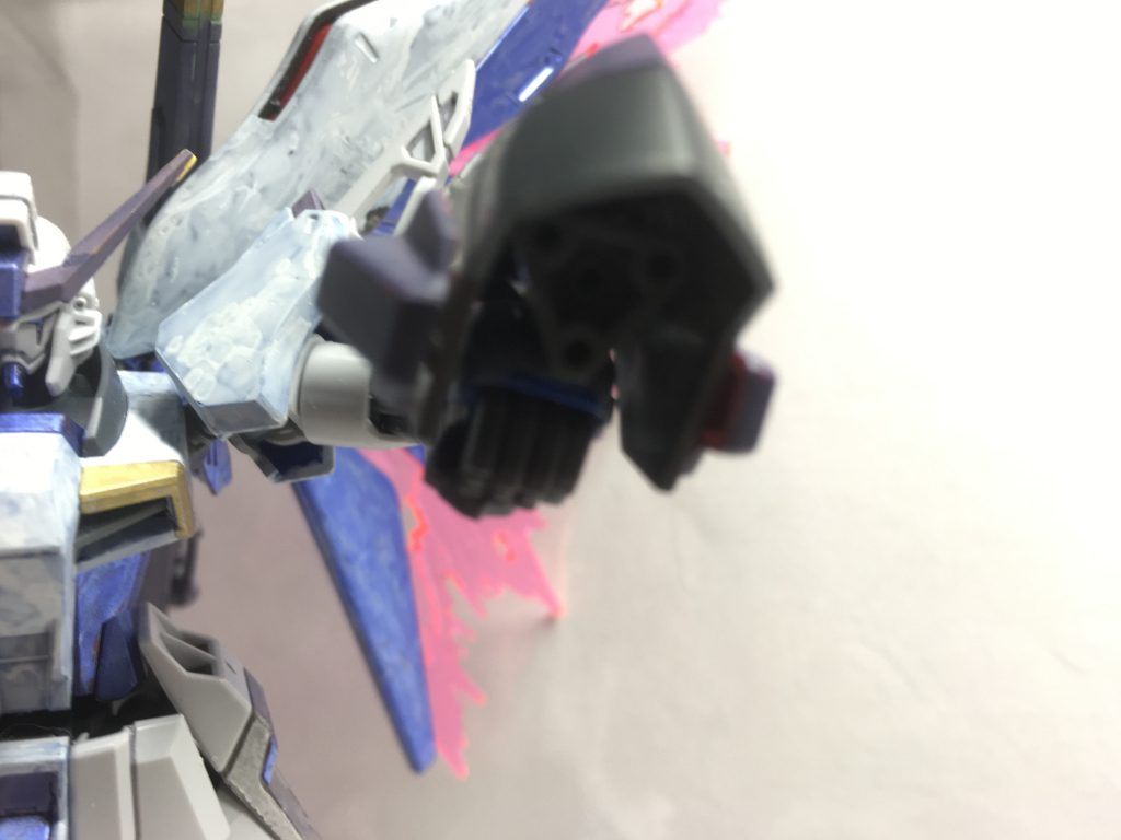 見づらいですが、ウェポン&ジョイントパーツのビームサーベルを仕込んであります。