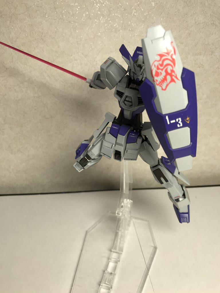 デカールが映えるw
シールド構えながらサーベルで！！