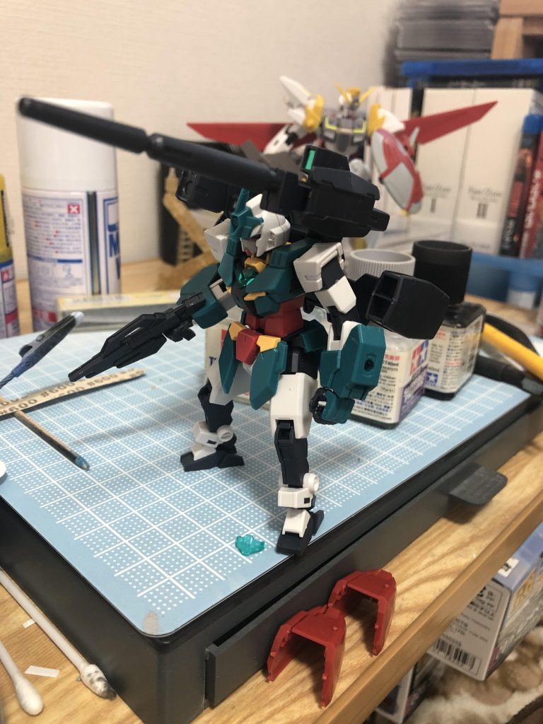 塗装前。腰の後ろのスラスターが兵隊が装備してる姿勢制御のスラスターに見えたので後は勢いで作成。