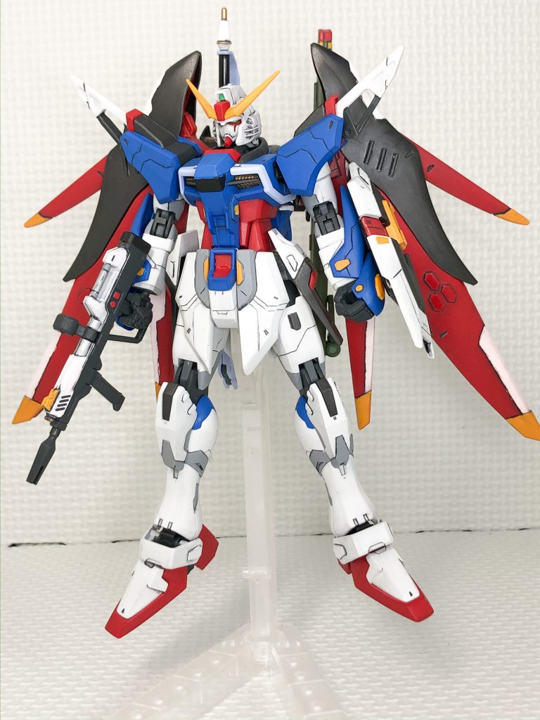 全身像の写真です。塗り分けを増やしたり、ディテールが浅い場所をプラ板で作り直したりしています。