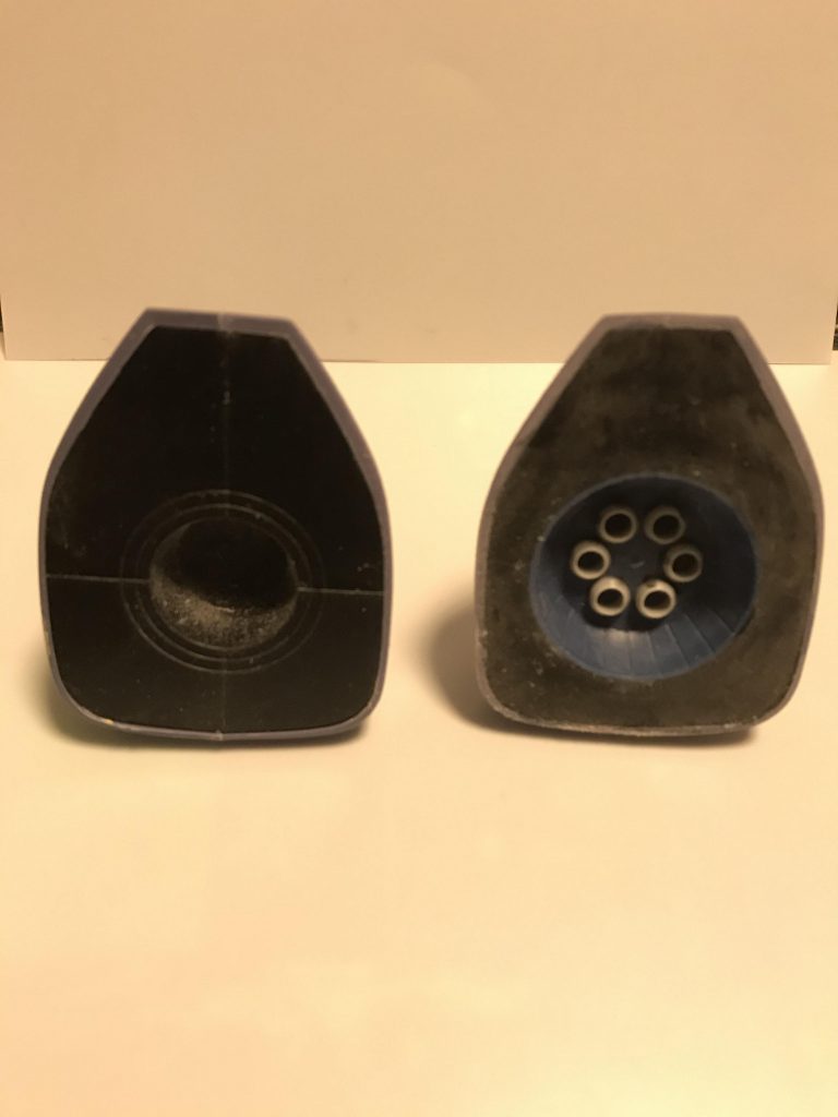 左が加工前、右が加工後でパーフェクトジオングの足裏はジオングのメインブースターが付いているみたいなので旧キットジオングを使って33φのホルソーで開けて取り付けてます。