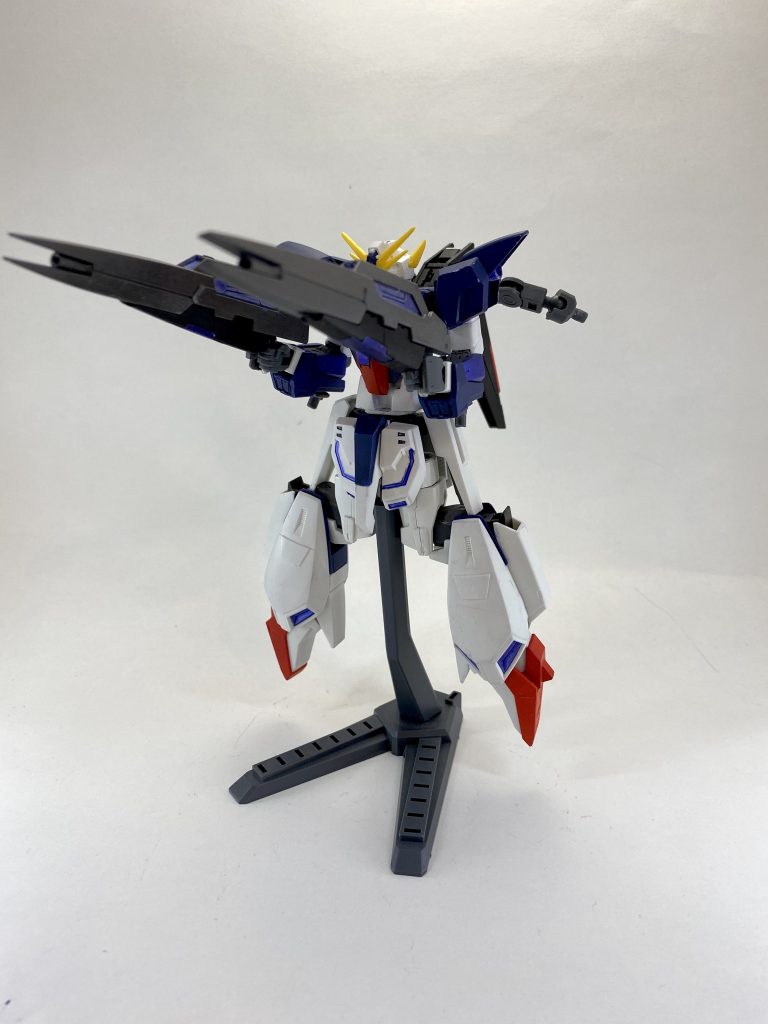 ここからは変形ギミックの紹介です。
①背中のウイングとシールドを取り外し、足を内　股にし折り曲げます。