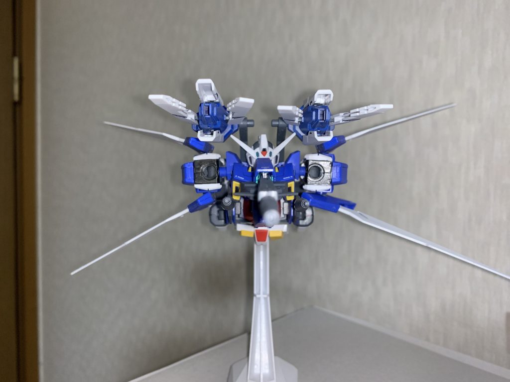 ストライダー形態
肩の黒はシールがアレなので塗装しています。高速機動で7門のビームを浴びせる...かなり恐ろしくなってしまったストライダー君...