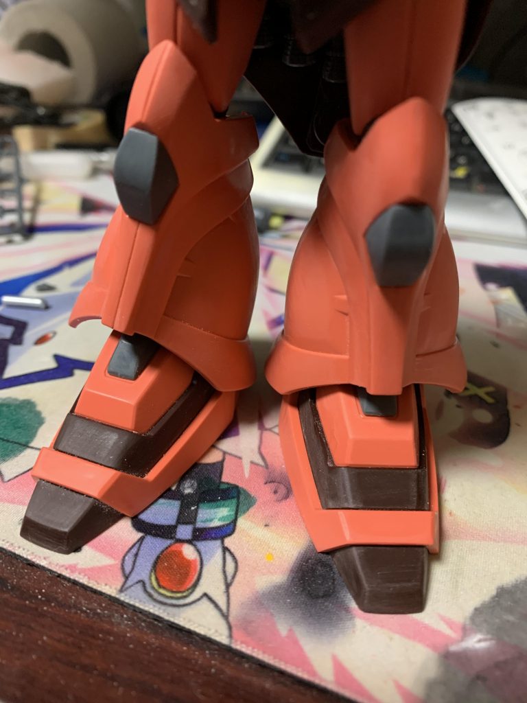 試しで右で目合わせを消し、左は目合わせにデザインナイフを当てて筋彫りっぽい感じにしました。個人的には左が好み。