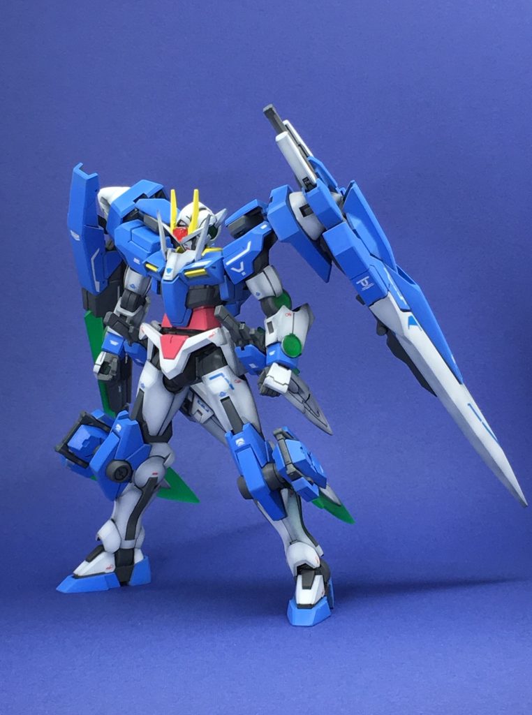 前面:白装甲は黒立ち上げ、青・赤装甲はベタ塗りで塗装してます。仕上げはつや消しです。
また胸部アンテナは新規造形しました。
ここからスマホ撮影ですみません汗