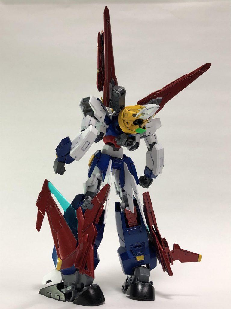 【主な使用キット】
・アースリィガンダム(コアガンダム、プラネッツシステム周辺、脚部主翼、腰部尾翼)
・セラヴィーガンダムシェヘラザード(頭部、腕部、脚部)
・ガンダムAGE-2マグナム(脚部主翼、腰部サイドアーマー)
・シャイニングガンダムブレイク(胸部)
・バインダーガン(背部スラスター)
・ガルバルディリベイク(足首)
・ガンダムジーエンアルトロン(バスターライフル)
・ジェガンブラストマスター(スラスターライフル、主翼)
プラネッツシステムを残したまま、いかにボディを大型化(=理想の体型)できるかに挑戦した。
コアガンダムの両腕を合体後の胸部に見立てて、肩アーマーに肩を接続し肩幅を拡大している。
コアガンダムの膝にアーマーを追加し、合体後に太ももが大きく見えるようにしている。
大型化したボディに印象で負けないようにする為、頭部アーマーははセラヴィーガンダムシェヘラザードのパーツを使い大型化。勇者ロボやガンダムダブルエックスのような強化ロボ感を強めている。