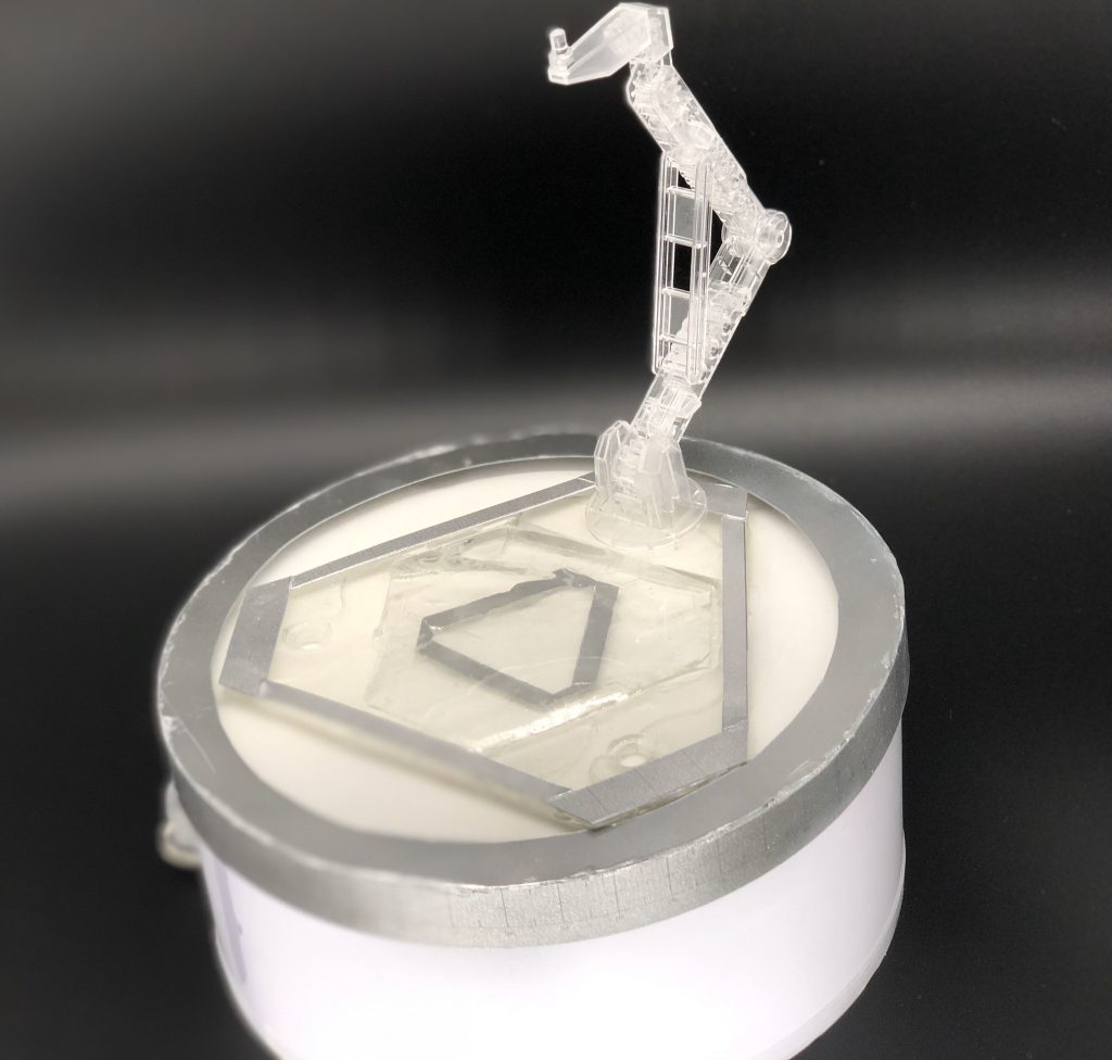 アークリアクター風に土台はGBベースとお湯プラを使いレジンでGBベースを複製!!円柱のプレゼントBOXに取付てレジンを更に流してプラ板で周りを作りました。