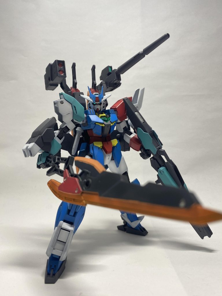 両手ともに取り回し辛そうな武器を持っているのがいい感じ。