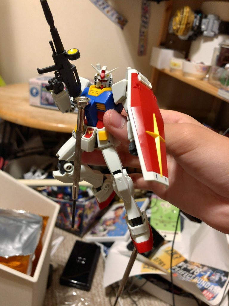 本体胴体や腕部・脚部にもマグネットを埋め込み。 