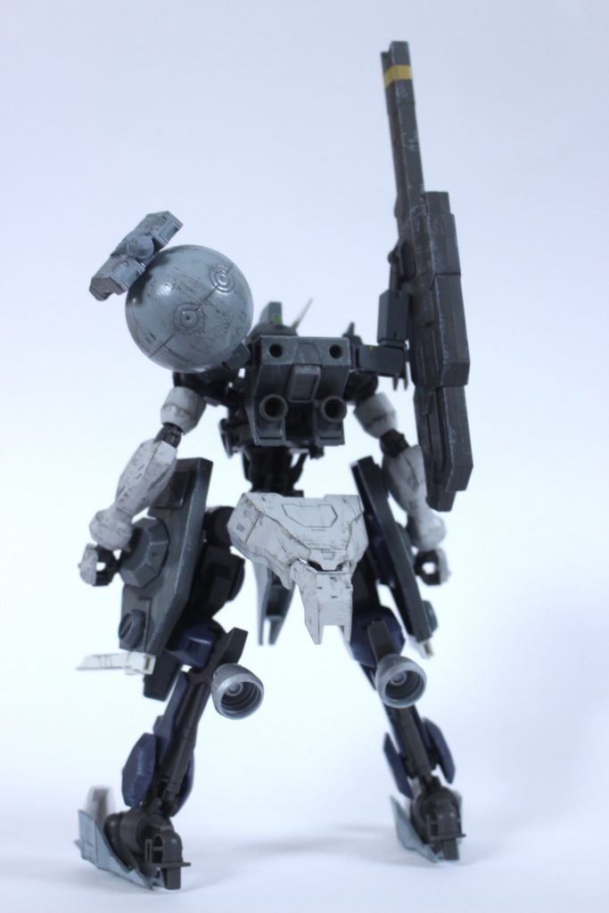 リアビュー
脚部に搭載されているのが本機のメインスラスターであり、その莫大な推進力を持って機体を浮上させてホバー走行を行う。