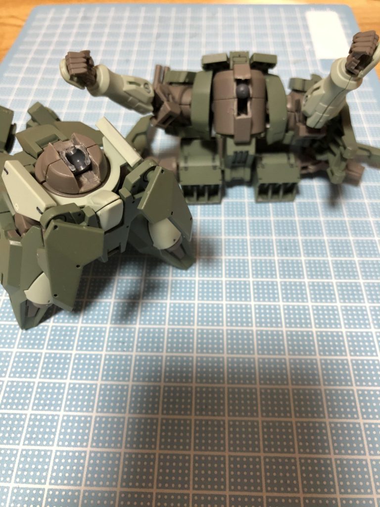 腰にはおなじみボールデンアームズ